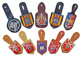 10db-os külföldi militária tétel, mindegyik bőr tartón, főleg zománcozott darabok T:vegyes 10pcs of diff. badges, all with leather holder, mainly enamelled pieces C:mixed