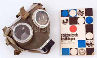 Műbőr katonai táska, benne gázálarccal, valamint a Sorkötelesek kézikönyvével (Összeáll.: Kánya Györ...
