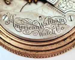 Waltham antik fém zsebóra, sérült, nem működik, gravírozott fedőlappal