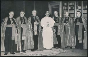 1963 VI. Pál (1897-1978) pápa bíborosok körében, hátoldalon dátumozva, 14x9 cm / 1963 Pope Paul VI (1897-1978), photo, 14x9 cm