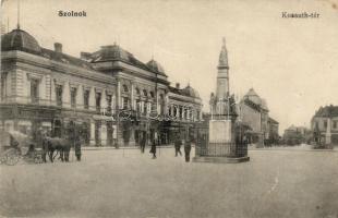 Szolnok, Kossuth tér, Sebők Nándor és Konsitzky György üzlete, gyógyszertár, Népbank; kiadja Gerő Ignácz (EK)