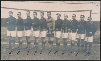 1933 Bp., A VASAS futballcsapata, hátoldalon a csapat tagjainak felsorolásával, számozva(Kovács, Görög, Egry, Erdős stb.), 9x15 cm