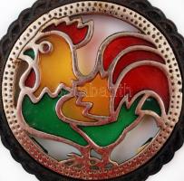 Dekoratív, gazdagon díszített fém edényalátét, kakas motívummal, színes üveg berakásokkal, d: 18 cm