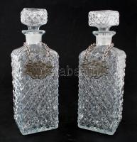 2 db dekoratív csiszolt, metszett italos üveg dugóval, az egyik nyakán repedéssel, m: 25 cm, fém, &q...