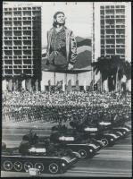 cca 1960-1970 Kuba, Díszszemle Che Guevara képe alatt, kép felületén sérüléssel, 17x23 cm / cca 1960-1970 Cuba, Parade, photo with small fault, 17x23 cm