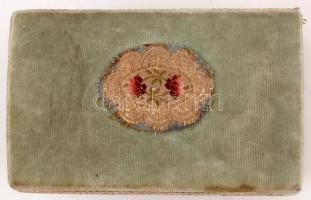 Virágmotívummal díszített, dekoratív bársonyborítású doboz, 16,5×10,5×10 cm