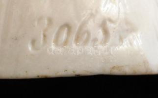 Szecessziós nőalak, porcelán szobor, kézzel festett, jelzett, apró lepattanással, kis kopásnyomokkal...