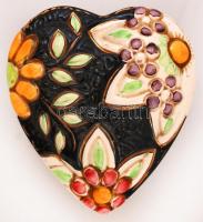 Növénymotívumokkal gazdagon díszített, szív alakú dekoratív kerámia bonbonier, kézzel festett, jelze...