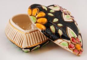 Növénymotívumokkal gazdagon díszített, szív alakú dekoratív kerámia bonbonier, kézzel festett, jelze...