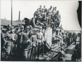 1916 A Monarchia tankja az első világháborúból, modern nagyítás, hátoldalon feliratozva, 22x17 cm / 1916 Combat car from the world war I, modern copy of vintage photo, 22x17 cm