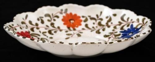 Növénymotívumokkal gazdagon díszített Monselice tál, kézzel festett, jelzett, apró kopásnyomokkal, 2...