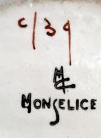 Növénymotívumokkal gazdagon díszített Monselice tál, kézzel festett, jelzett, apró kopásnyomokkal, 2...