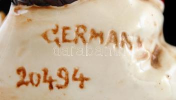 Hegedülő kisfiú, német porcelán figura, kézzel festett, jelzett, kopásnyomokkal, kis lepattanásokkal...