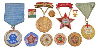 9db vegyes szocialista jelvény, kitüntetés, több zománcozott, közte "Önkéntes Rendőr", "40 év a magyar zenekultúra szolgálatában" T:vegyes