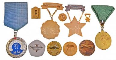 9db vegyes szocialista jelvény, kitüntetés, több zománcozott, közte "Önkéntes Rendőr", &qu...