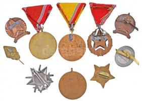 10db vegyes szocialista jelvény, kitüntetés, több zománcozott, közte "Munkásőr" jelvény 5 ...