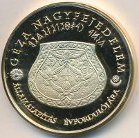 2000. "Magyar Államalapítás Emlékérem Sorozat - Géza nagyfejedelem" aranyozott Cu emlékére...