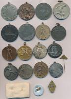 22db vegyes tétel, közte főleg sportérmek és szocialista jelvények, közte 1894. "Kossuth Lajos,...