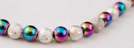 Szivárvány- és ezüst színű gyöngyökből készült dekoratív gyöngysor, h: 50 cm, szép tokban
