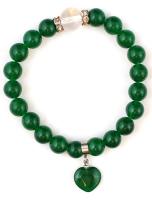 Szív alakú függővel díszített nefrit karkötő