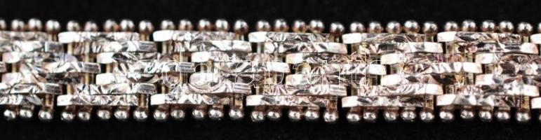 Ezüst(Ag) karkötő gyöngykör szegélydíszítítéssel, jelzett, biztonsági kapoccsal, h: 20 cm, 16,2 g /
...