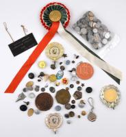 Vegyes magyar és külföldi fémpénz 760g-os súlyban + vegyes szocialista jelvény, gomb, plakett 500g-os súlyban T:vegyes