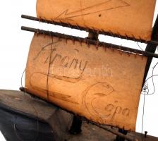 Fából készült, dekoratív hajómakett ("Arany Cápa"), sérült, m: 50,5 cm