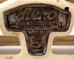 Aero márkájú régi kétkaros mérleg, tányérokkal