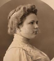 cca 1890-1900 Bp., Hölgy profilportréja, keményhátú fotó Mai Manó és Társa csász. és kir. udavari fé...