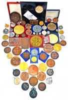 60db-os vegyes magyar és külföldi emlékérem, plakett és jelvény tétel, jobb darabokkal T:vegyes
60pc...