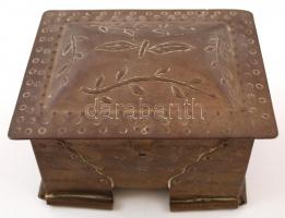 Antik kézzel készített emlék réz dobozka, alján "Emlékül Menik Mihály hajógépész 1915" fel...