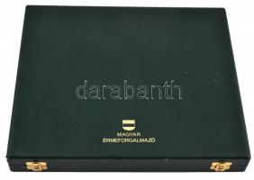 Magyar Érmeforgalmazó zöld műbőr érmetartó kazettája kivehető tálcával, összesen 24 férőhellyel, has...