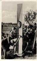 1938 Uzsok, a határkő felszedése / tearing down the border stone, vissza So. Stpl (fl)