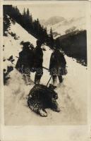 Tátra, medvevadászat télen, a medve hazavonszolják / Bear hunting in winter, hunters (EK)