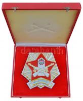 ~1970. "BM Határőrség" jelzett hollóházi porcelán plakett adományozói dísztokban (155mm) T...