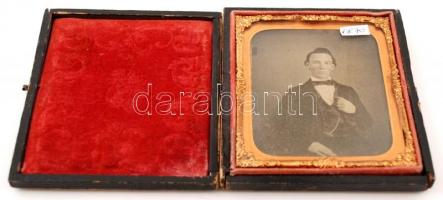 cca 1860-1880 Fiatal férfi, ambotípia bőr tokban, 8x9 cm