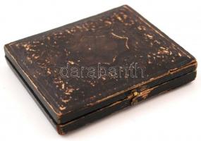 cca 1860-1880 Fiatal férfi, ambotípia bőr tokban, 8x9 cm