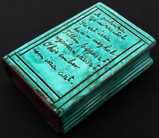 Dekoratív, könyv alakú, mázas kerámia kulacs, humoros felirattal: "A pálinka gonósz ital / Ki e...