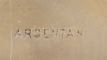 Ezüstözött fém zsebóra, óralánccal, másodpercmutatóval, üveglapján karcolással, egyébként szép állap...