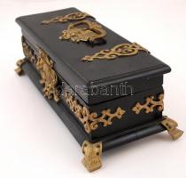 cca 1900 Oroszlánfejes, díszes ékszeres fa láda, belül bársony párnázattal, réz veretekkel, zárral, ...