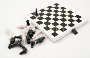 Mágneses úti sakk, jó állapotban / Travel chess. Magnetic