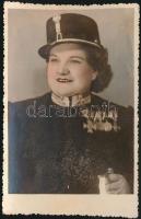 1939 Korabeli fotólap: Nő katonaruhában kitüntetésekkel, 13,5x8,5cm