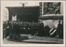 1932 Korabeli fotó: A világháború vasutas hőseinek emléktábla avatása az Andrássy út- Izabella utca sarkán,verzón feliratozva,  13x18cm