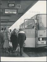 cca 1980 Korabeli MTI fotó: E. Várkonyi Péter: Buszpályaudvar,jelzett, verzón feliratozva, 12x9cm