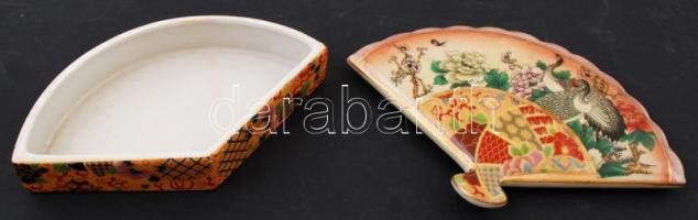 Legyező alakú, gazdagon díszített, virágmotívumos porcelán bonbonier, jelzés nélkül, kis kopásnyomok...