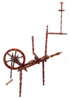 Régi, díszesen faragott, fából készült rokka, sérülésekkel