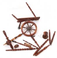 Régi, díszesen faragott, fából készült rokka, sérülésekkel