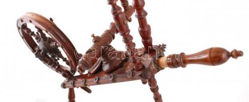 Régi, díszesen faragott, fából készült rokka, sérülésekkel