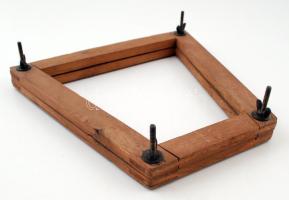 Fából készült teniszütő-tartó