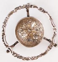 Dekoratív, virágmotívumokkal gazdagon díszített ezüst (Ag.) tartó, jelzett, d: 9 cm, nettó 70 g